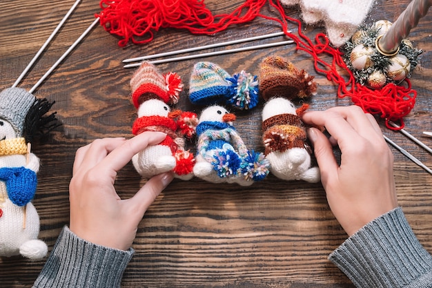 Mulher fazendo brinquedos de Natal feitos à mão