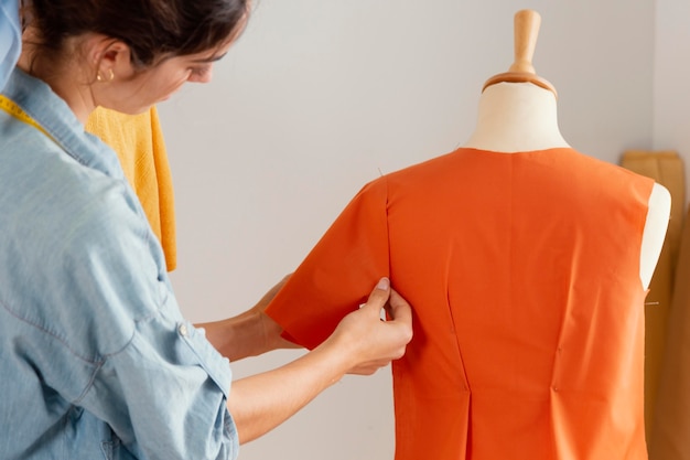 Foto mulher fazendo camiseta