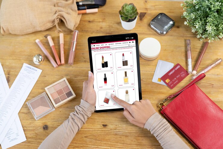 Foto mulher fazendo compras on-line no mercado da internet navegando por itens à venda para estilo de vida moderno e usando cartão de crédito para pagamento on-line de carteira protegida por software de segurança cibernética crucial