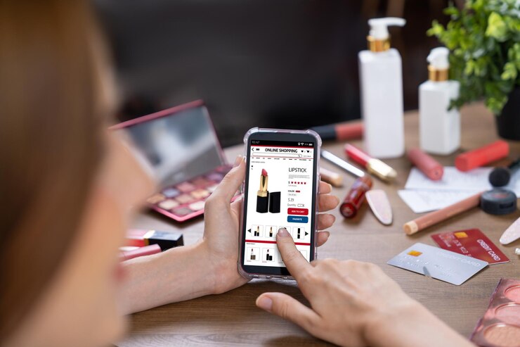 Foto mulher fazendo compras on-line no mercado da internet navegando por itens de venda máxima