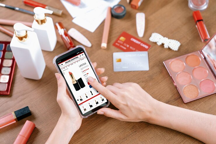 Foto mulher fazendo compras on-line no mercado da internet navegando por itens de venda máxima