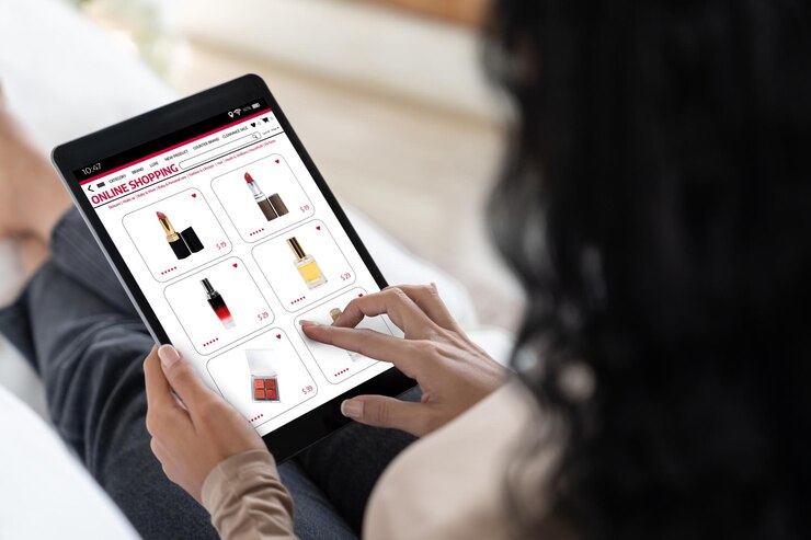 Foto mulher fazendo compras on-line no mercado da internet navegando por itens de venda para estilo de vida moderno e usando cartão de crédito para pagamento on-line da carteira protegida por um software de segurança cibernética crucial