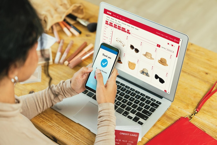 Foto mulher fazendo compras on-line no mercado da internet, procurando itens à venda para o estilo de vida moderno e usando cartão de crédito para pagamento on-line a partir de uma carteira protegida por um software crucial de segurança cibernética