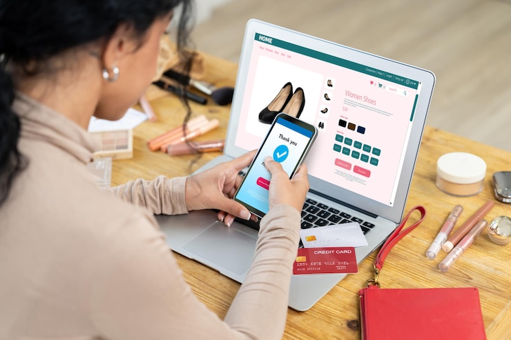 Foto mulher fazendo compras on-line no mercado da internet, procurando itens à venda para o estilo de vida moderno e usando cartão de crédito para pagamento on-line a partir de uma carteira protegida por um software crucial de segurança cibernética