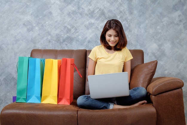 Mulher fazendo compras online em casa.