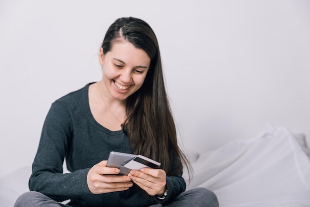 Mulher fazendo compras online em seu telefone