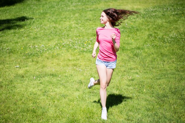 Mulher fazendo correr ao ar livre.