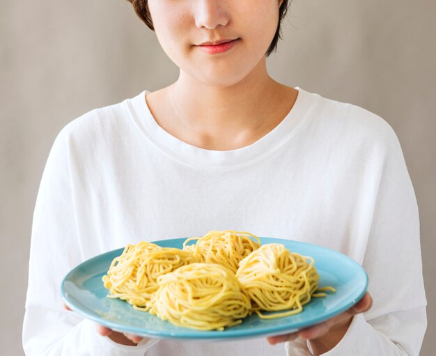 Mulher fazendo cozinhar conceito de espaguete