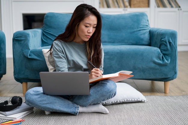 Foto mulher fazendo cursos de e-learning