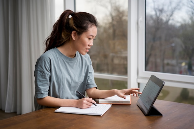 Foto mulher fazendo cursos de e-learning