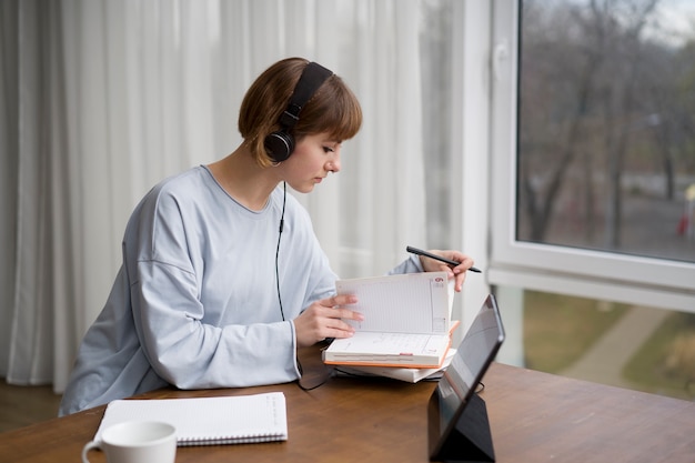 Foto mulher fazendo cursos de e-learning