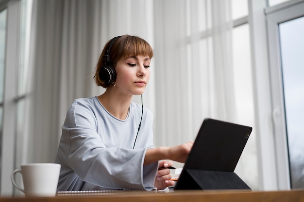 Foto mulher fazendo cursos de e-learning