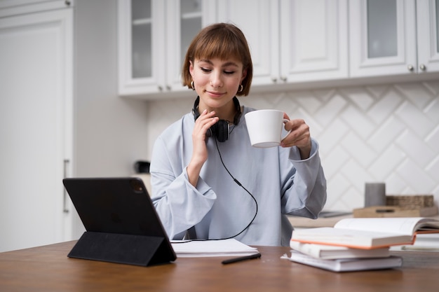 Foto mulher fazendo cursos de e-learning