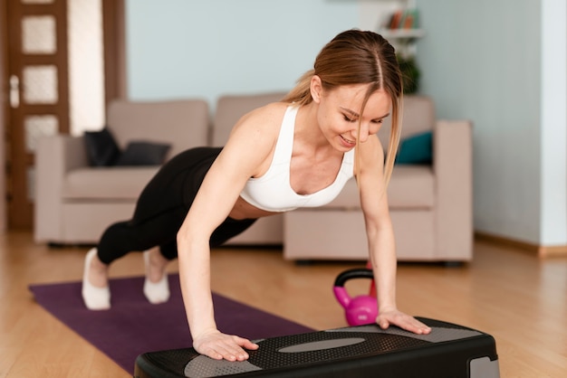 Mulher fazendo esporte em casa