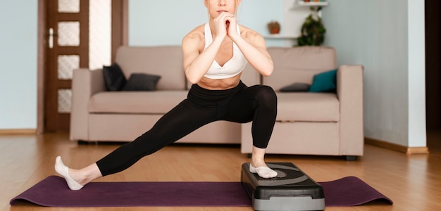 Foto mulher fazendo esporte em casa