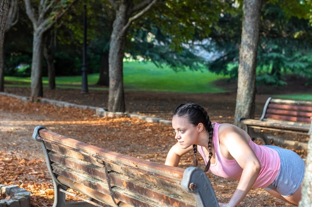 Mulher fazendo esportes ao ar livre