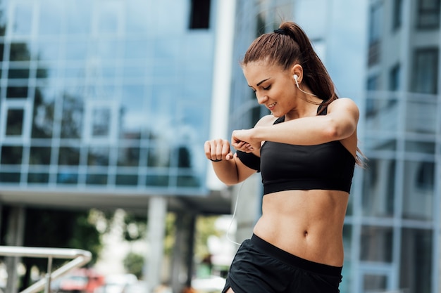 Mulher, fazendo, esticar, exercicses