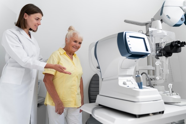 Mulher fazendo exame de vista em uma clínica de oftalmologia