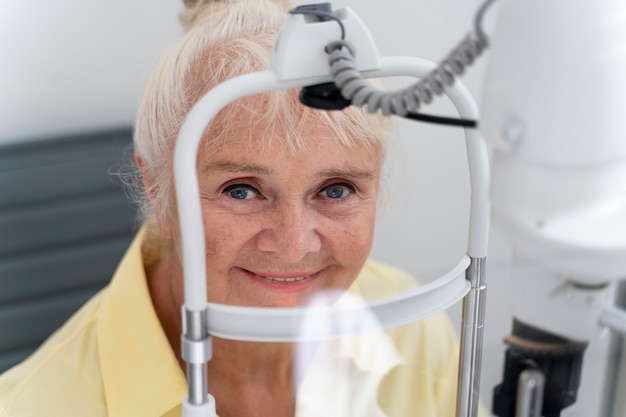 Mulher fazendo exame de vista em uma clínica de oftalmologia