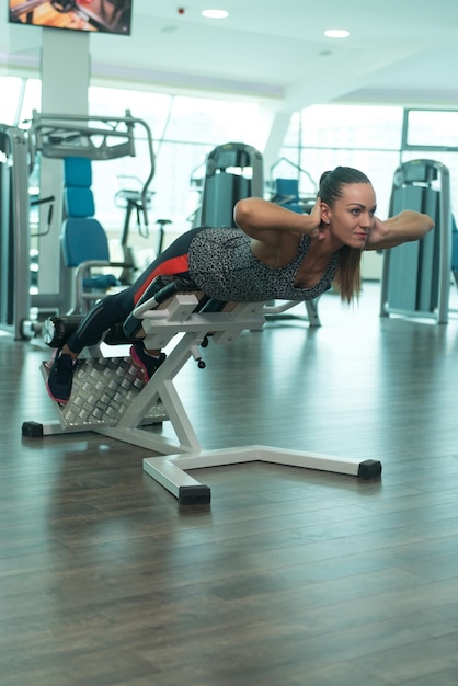 Foto mulher fazendo exercícios de peso pesado para as costas