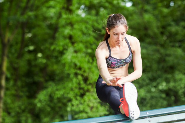 Mulher fazendo exercícios