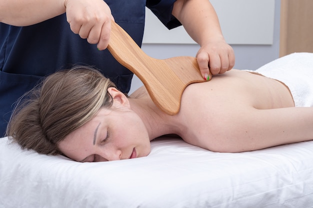 Mulher fazendo fisioterapia no spa