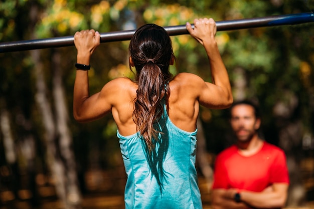 Mulher fazendo flexões no parque