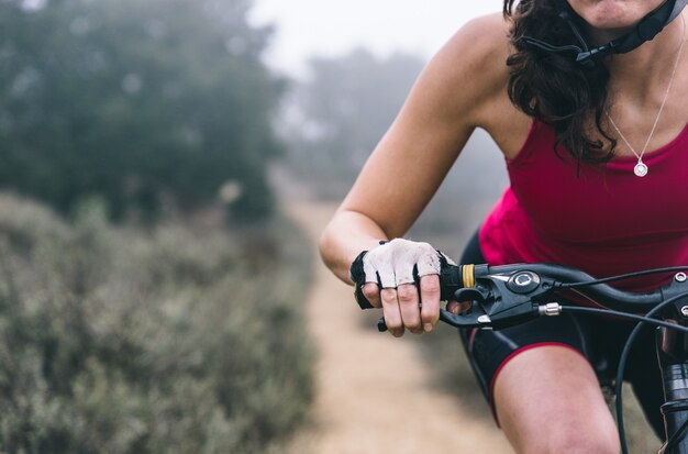 Mulher fazendo ladeira abaixo com bicicleta de montanha. Conceito sobre pessoas e esporte