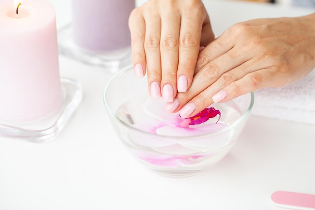 Foto mulher fazendo manicure ao descansar em casa