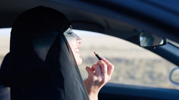 Foto mulher fazendo maquiagem no carro atrasada para o trabalho.,