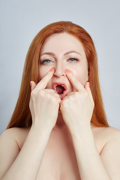 Foto mulher fazendo massagem facial, linhas de massagem e olhos e nariz de boca de plástico