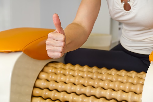 Mulher fazendo massagem para o fêmur da perna.