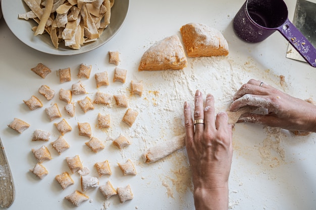 Mulher fazendo nhoque de batata doce vegan