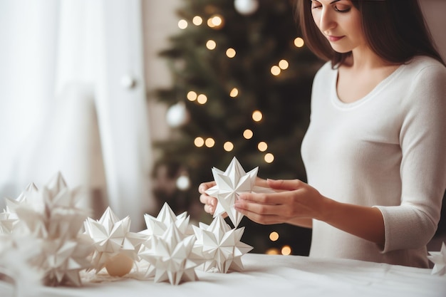 Mulher fazendo papel artesanal decoração de árvore de natal DIY hobby zero desperdício ideia de natal sustentável