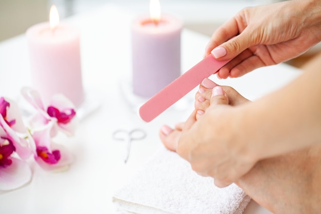 Mulher fazendo pedicure cuidando das unhas em casa