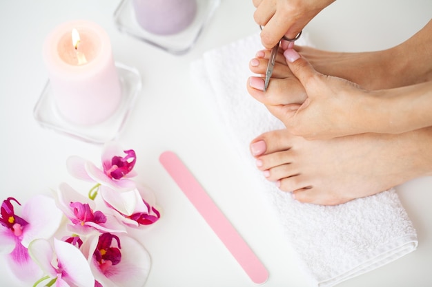 Foto mulher fazendo pedicure cuidando das unhas em casa