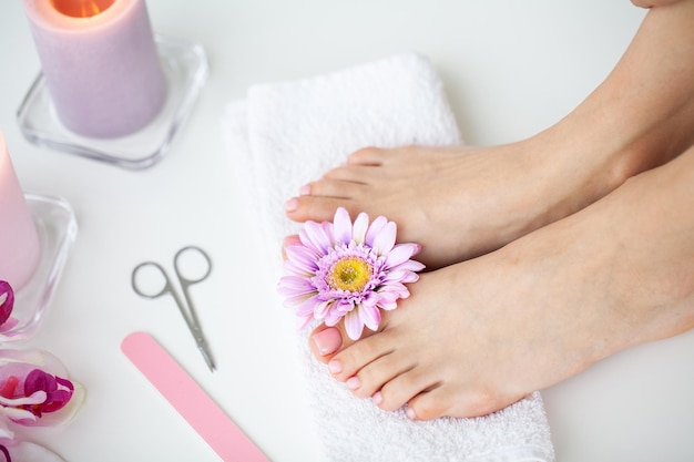 Mulher fazendo pedicure cuidando das unhas em casa