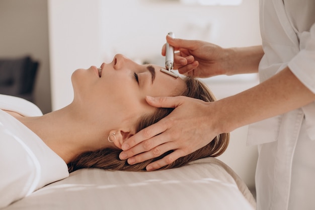 Mulher fazendo procedimentos de lifting em um salão de beleza
