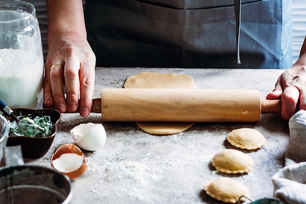 Mulher fazendo ravioli na mesa. culinária italiana e sem glúten