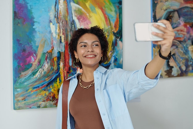 Mulher fazendo retrato de selfie em smartphone