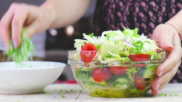 Mulher fazendo salada de legumes. foco seletivo. Natureza.