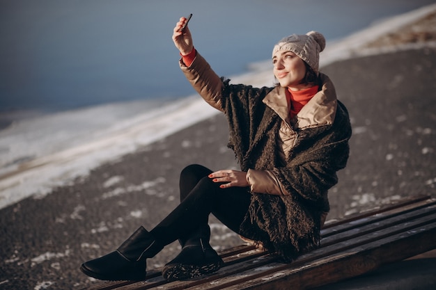 Mulher fazendo selfie em um dia de inverno