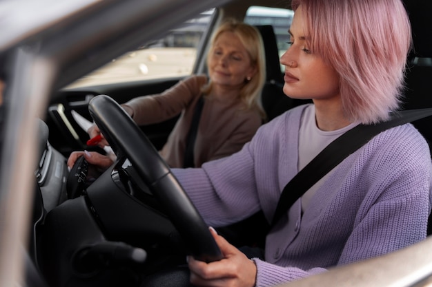 Foto mulher fazendo seu teste de carteira de motorista em veículo