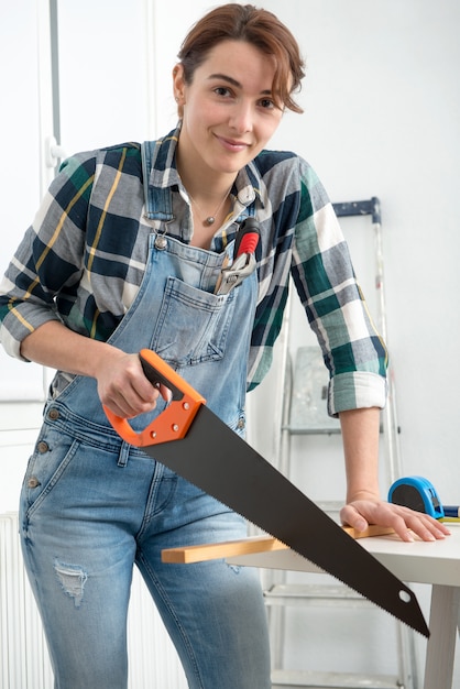 Mulher fazendo trabalhos de bricolage em casa