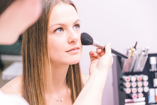 Mulher fazendo tratamento de beleza em um salão