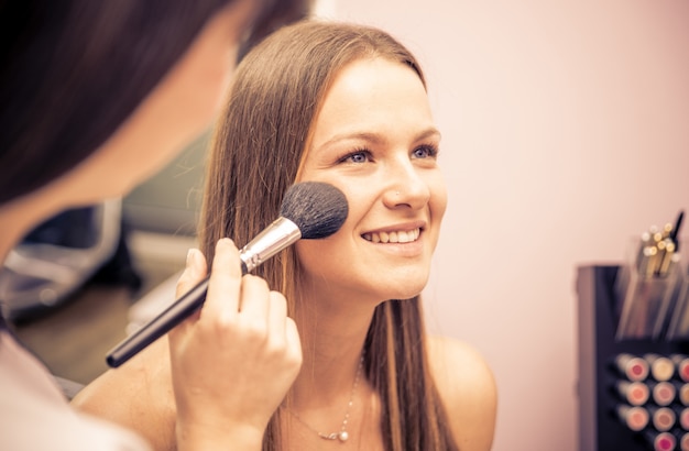 Mulher fazendo tratamento de beleza em um salão