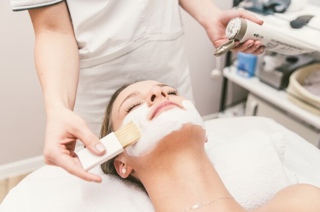 Mulher fazendo tratamento facial em um salão de beleza