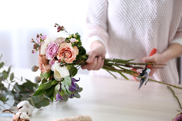 Mulher fazendo um buquê de flores