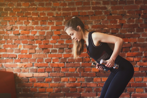 Mulher, fazendo, um, malhação, com, dumbbells