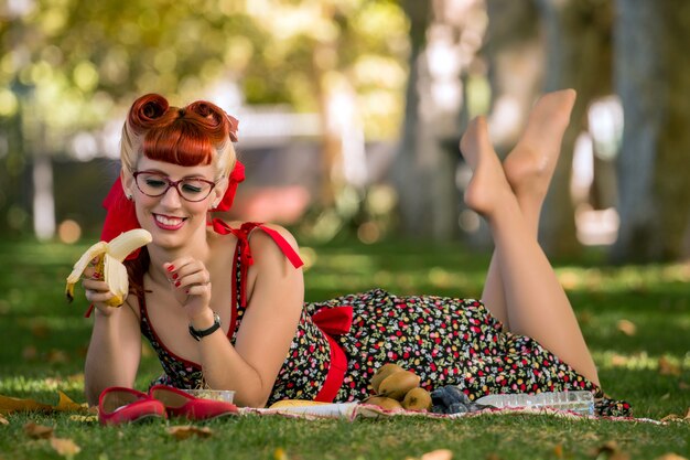 Mulher fazendo um piquenique no parque.